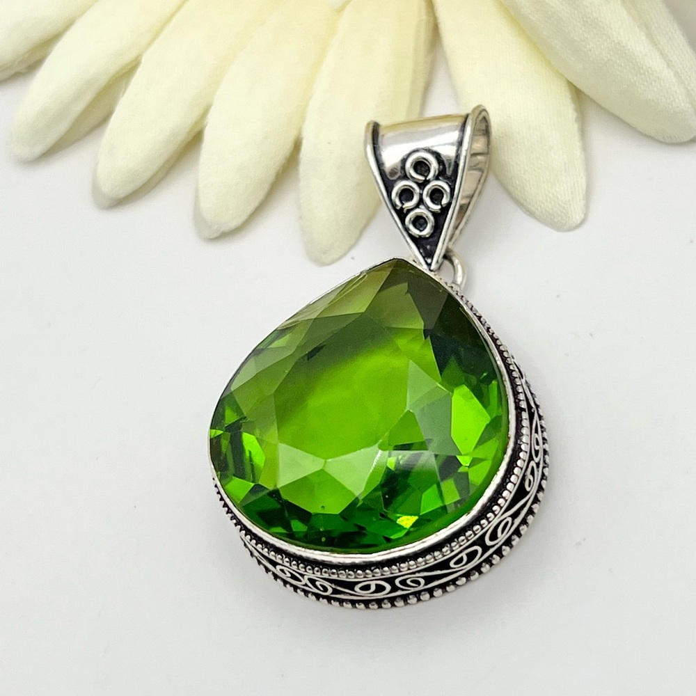 GREEN QUARTZ PENDANT